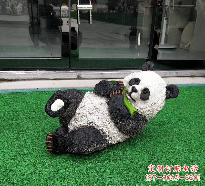 嘉兴玻璃钢熊猫雕塑象征动物保护的艺术品