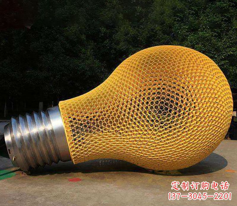 嘉兴不锈钢灯泡雕塑灯光下的美丽