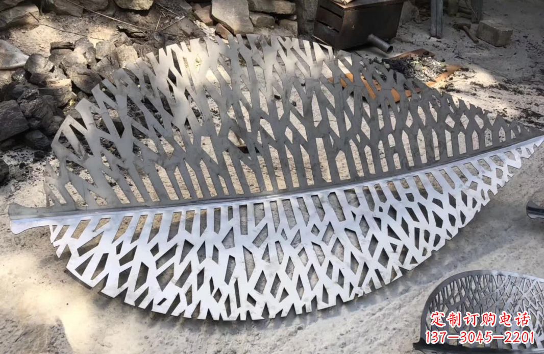 嘉兴不锈钢镂空树叶雕塑艺术的精美结合