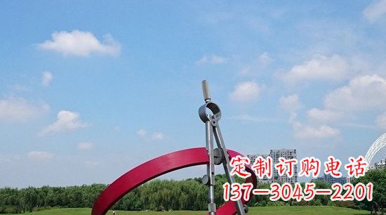 嘉兴不锈钢圆规雕塑环绕着美景