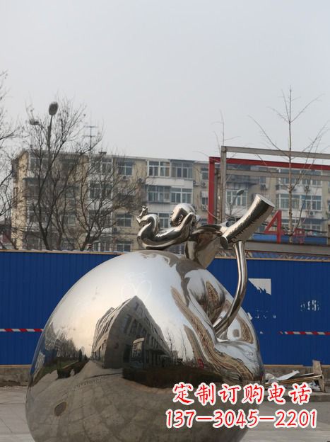 嘉兴城市不锈钢躺在苹果上的小孩雕塑
