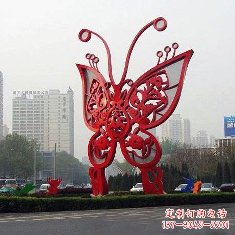 嘉兴绿化带上的大型红色蝴蝶雕塑