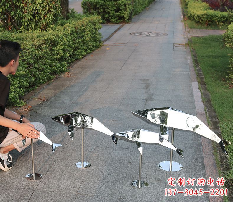 嘉兴抽象不锈钢海豚雕塑