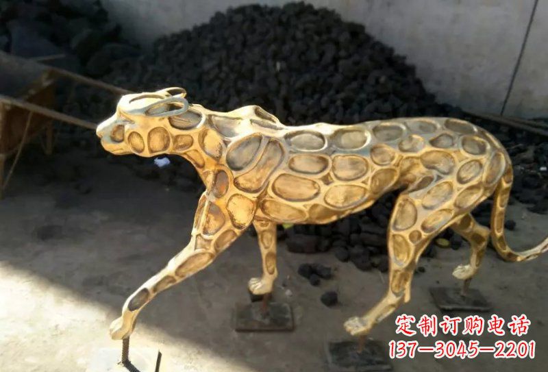 嘉兴青铜豹雕塑象征着非凡力量与威严