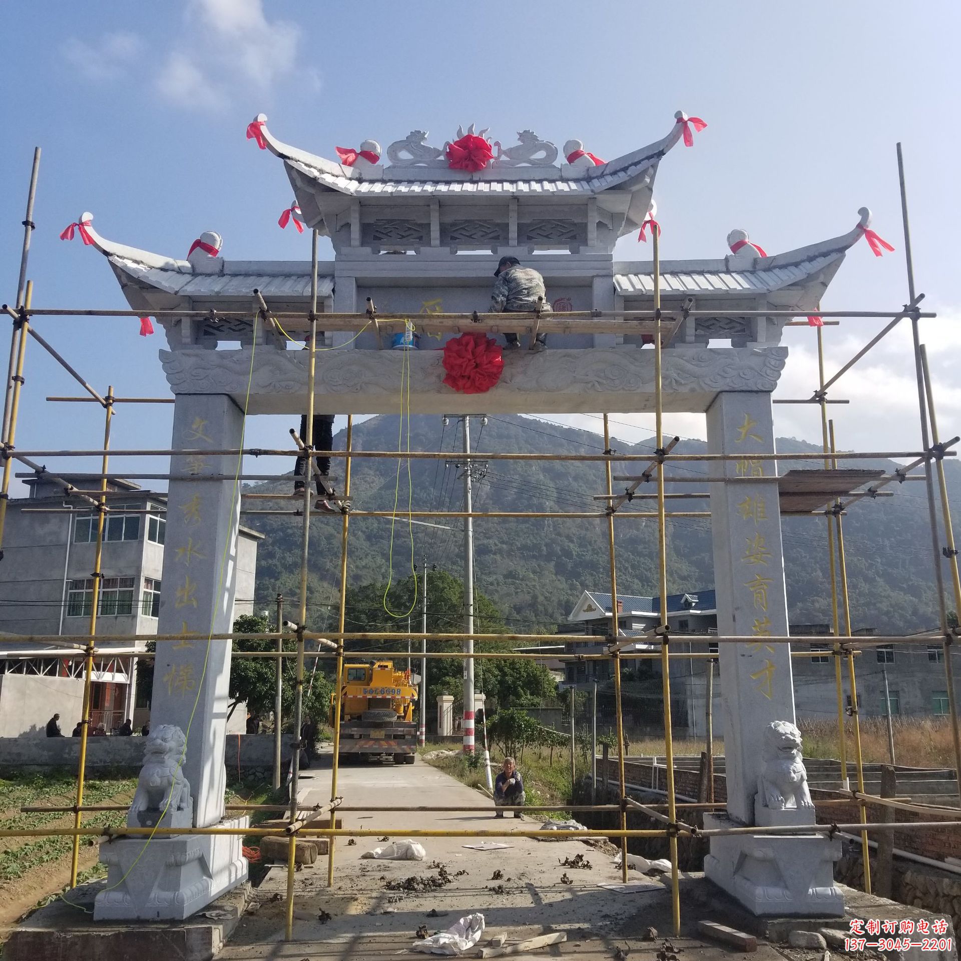 嘉兴精美的牌坊雕塑,点亮村口