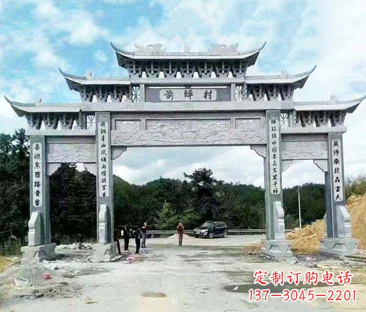 嘉兴村庄三门石牌坊石雕的内容。