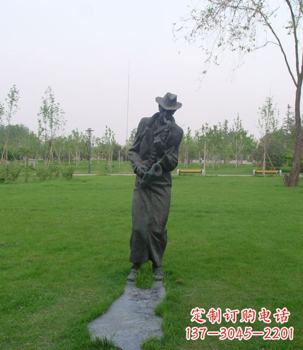 嘉兴公园吹萨克斯人物铜雕