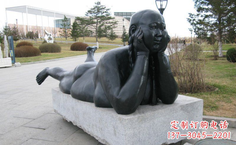 嘉兴趴着的胖女孩铜雕塑
