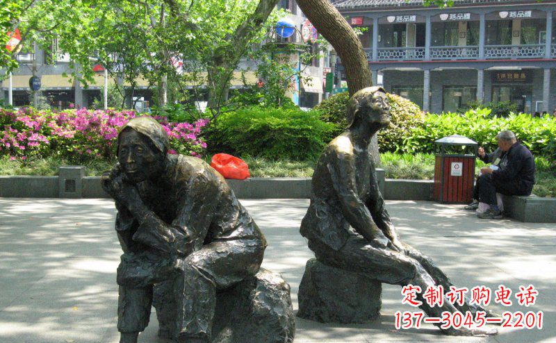 嘉兴公园坐着石头的老人人物铜雕