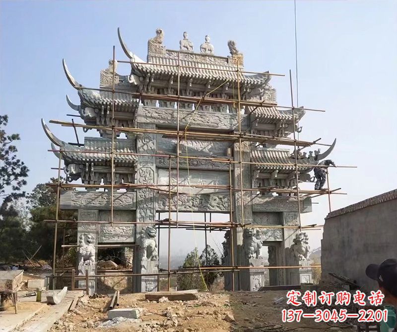 嘉兴石牌坊外东侧的龙凤雕塑