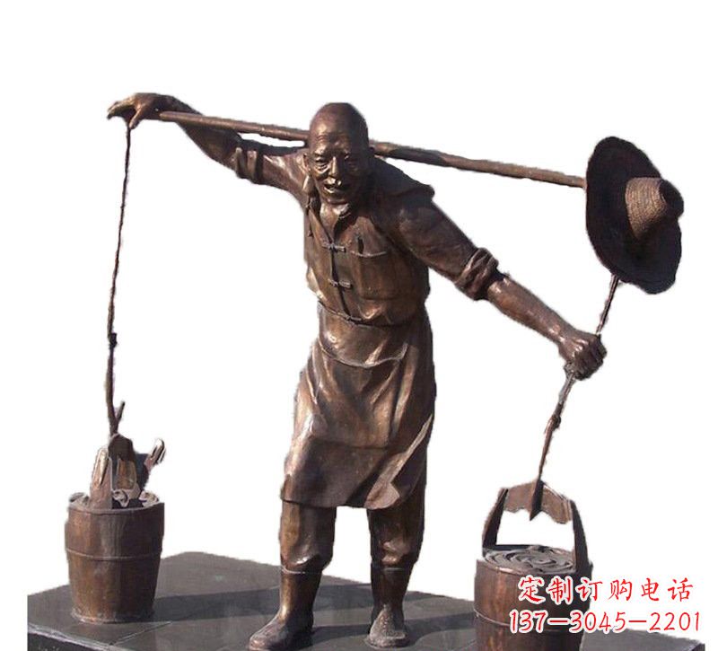 嘉兴挑扁担的老人铜雕