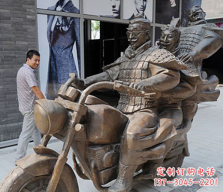 嘉兴铜雕街头骑摩托人物雕塑