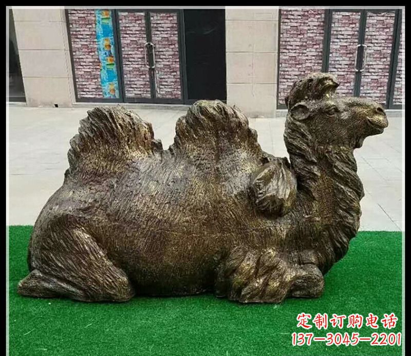 嘉兴卧在草地的骆驼铜雕