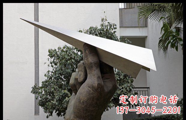 嘉兴小区不锈钢手拿纸飞机雕塑