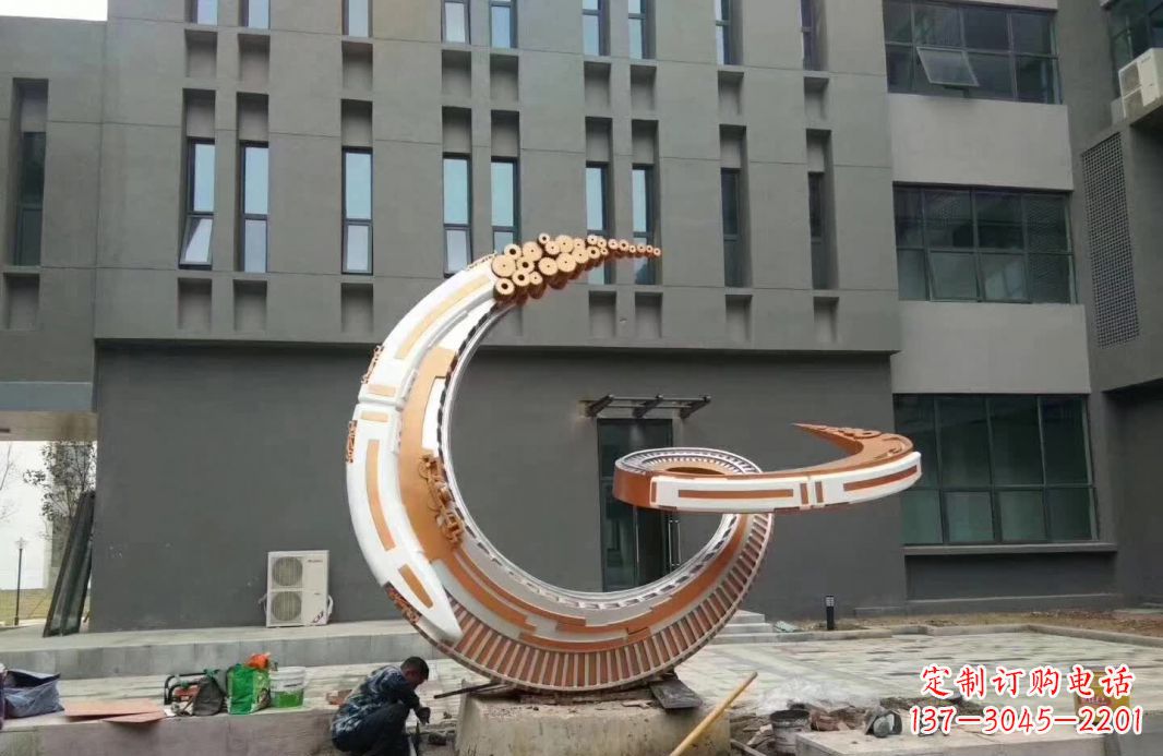 嘉兴小区抽象不锈钢月亮雕塑
